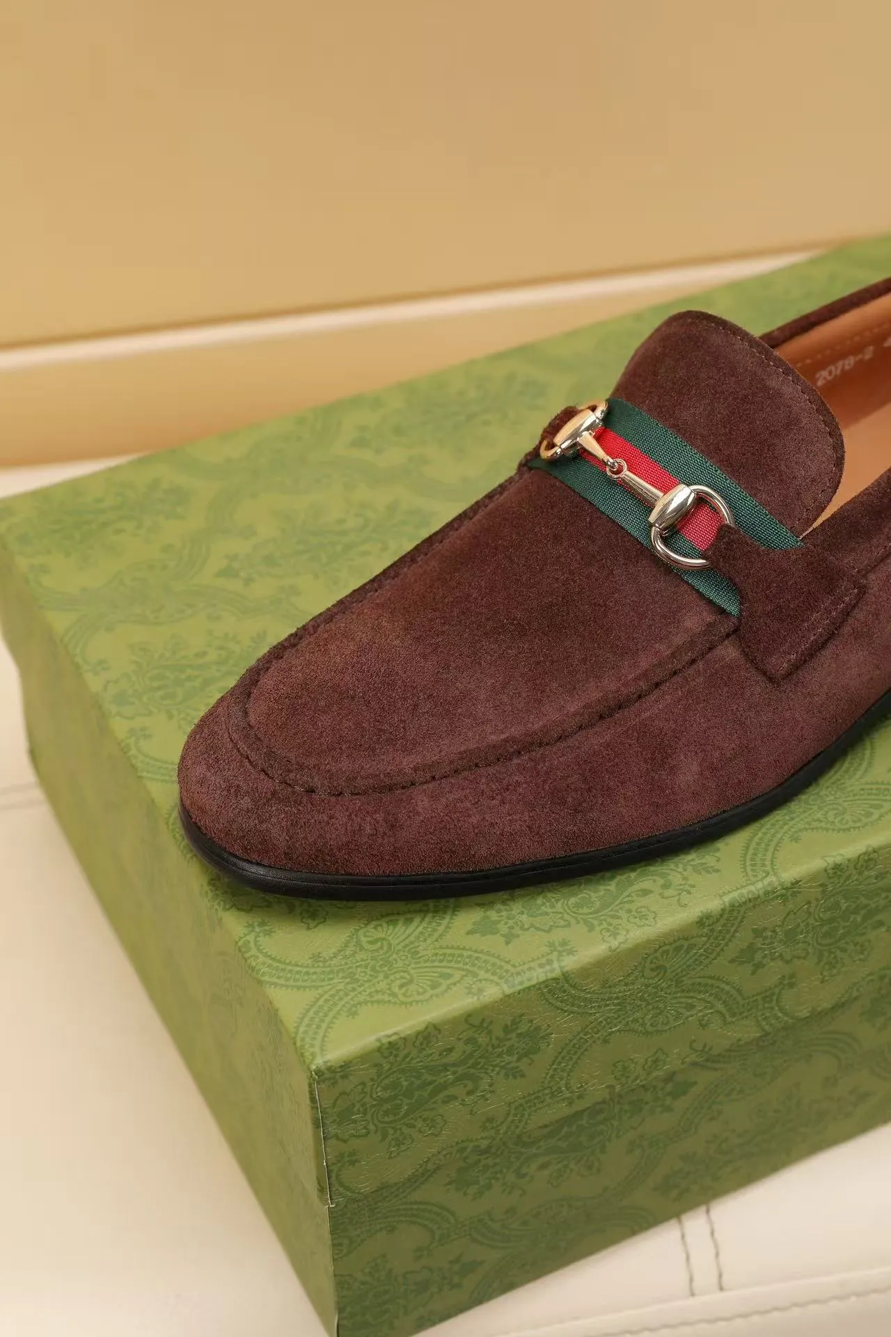 Men's men's shoes 💰440 🆘【GUCCI】Gucci ·🐂里· Hot-selling beanie shoes, top brand luxury, top quality, latest fashion beanie shoes.. The upper is made of original high mercerized smooth cow suede. (Full top-layer water-dyed 🐂 leather and lining). The original stylish and stylish soft rubber wear-resistant and non-slip outsole is light and comfortable on the foot, available in 3 colors! Matching code: 39-45 (38.46. Customized)